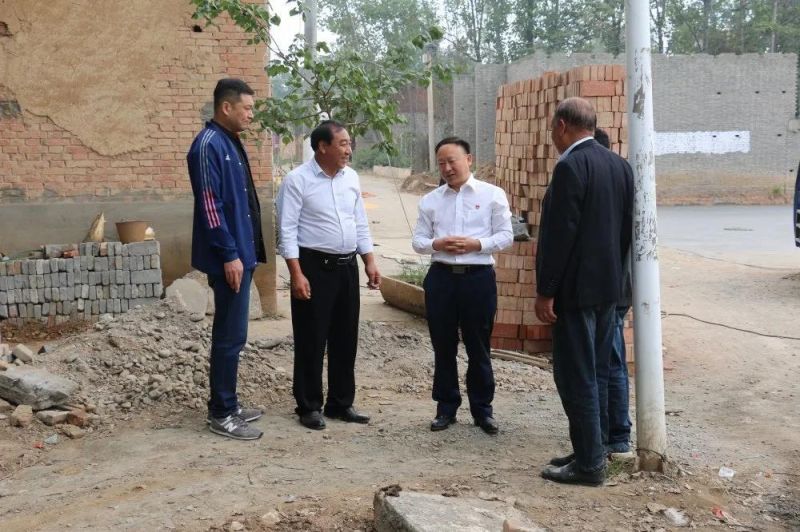 扶貧路上  攜手同行——弘義集團(tuán)黨委書記、董事長張秀峰一行 到定點幫扶村調(diào)研